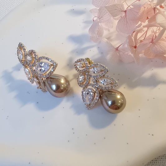 Zirconia Studs - Tan Perl | Statement Oorringen